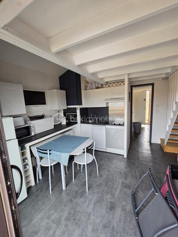 appartement refait a neuf avec une très jolie vue résidence avec piscine locale vélo gardien a l'année résidence sécurisé place de parking possible emplacement pour bateau ( suivant rémunération capitainerie ) belle prestation a 900 m de la mer