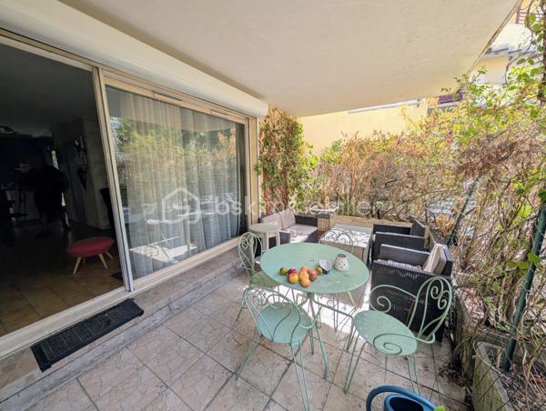 Dans le quartier recherché de La Maillière, découvrez ce bel appartement F3 situé en rez-de-chaussée, au calme et à seulement 7 minutes à pied du RER A de Lognes.

L’appartement se compose d’une entrée avec placard, d’une salle d’eau, de WC séparés, d’un séjour lumineux avec cuisine ouverte, de deux chambres et d’un cellier.

Véritable atout du bien : une agréable terrasse exposée Sud/Ouest, accessible depuis le séjour mais également depuis l’une des deux chambres, idéale pour profiter pleinement des beaux jours.

Un box en sous-sol complète ce bien.

+++ LES +++
Terrasse exposée Sud/Ouest
RER A de Lognes à 7 min à pied
Commerces, écoles et centre-ville accessibles à pied
Proximité des lacs et espaces verts
Box en sous-sol
Rez-de-chaussée
Contactez-moi pour obtenir plus d’informations et organiser une visite.