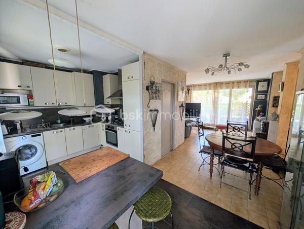 Dans le quartier recherché de La Maillière, découvrez ce bel appartement F3 situé en rez-de-chaussée, au calme et à seulement 7 minutes à pied du RER A de Lognes.

L’appartement se compose d’une entrée avec placard, d’une salle d’eau, de WC séparés, d’un séjour lumineux avec cuisine ouverte, de deux chambres et d’un cellier.

Véritable atout du bien : une agréable terrasse exposée Sud/Ouest, accessible depuis le séjour mais également depuis l’une des deux chambres, idéale pour profiter pleinement des beaux jours.

Un box en sous-sol complète ce bien.

+++ LES +++
Terrasse exposée Sud/Ouest
RER A de Lognes à 7 min à pied
Commerces, écoles et centre-ville accessibles à pied
Proximité des lacs et espaces verts
Box en sous-sol
Rez-de-chaussée
Contactez-moi pour obtenir plus d’informations et organiser une visite.