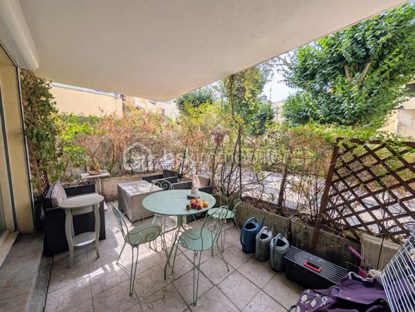 Dans le quartier recherché de La Maillière, découvrez ce bel appartement F3 situé en rez-de-chaussée, au calme et à seulement 7 minutes à pied du RER A de Lognes.

L’appartement se compose d’une entrée avec placard, d’une salle d’eau, de WC séparés, d’un séjour lumineux avec cuisine ouverte, de deux chambres et d’un cellier.

Véritable atout du bien : une agréable terrasse exposée Sud/Ouest, accessible depuis le séjour mais également depuis l’une des deux chambres, idéale pour profiter pleinement des beaux jours.

Un box en sous-sol complète ce bien.

+++ LES +++
Terrasse exposée Sud/Ouest
RER A de Lognes à 7 min à pied
Commerces, écoles et centre-ville accessibles à pied
Proximité des lacs et espaces verts
Box en sous-sol
Rez-de-chaussée
Contactez-moi pour obtenir plus d’informations et organiser une visite.