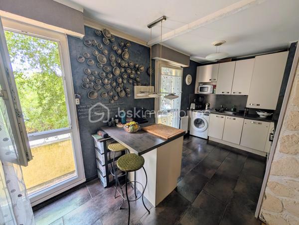 Dans le quartier recherché de La Maillière, découvrez ce bel appartement F3 situé en rez-de-chaussée, au calme et à seulement 7 minutes à pied du RER A de Lognes.

L’appartement se compose d’une entrée avec placard, d’une salle d’eau, de WC séparés, d’un séjour lumineux avec cuisine ouverte, de deux chambres et d’un cellier.

Véritable atout du bien : une agréable terrasse exposée Sud/Ouest, accessible depuis le séjour mais également depuis l’une des deux chambres, idéale pour profiter pleinement des beaux jours.

Un box en sous-sol complète ce bien.

+++ LES +++
Terrasse exposée Sud/Ouest
RER A de Lognes à 7 min à pied
Commerces, écoles et centre-ville accessibles à pied
Proximité des lacs et espaces verts
Box en sous-sol
Rez-de-chaussée
Contactez-moi pour obtenir plus d’informations et organiser une visite.