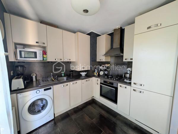 Dans le quartier recherché de La Maillière, découvrez ce bel appartement F3 situé en rez-de-chaussée, au calme et à seulement 7 minutes à pied du RER A de Lognes.

L’appartement se compose d’une entrée avec placard, d’une salle d’eau, de WC séparés, d’un séjour lumineux avec cuisine ouverte, de deux chambres et d’un cellier.

Véritable atout du bien : une agréable terrasse exposée Sud/Ouest, accessible depuis le séjour mais également depuis l’une des deux chambres, idéale pour profiter pleinement des beaux jours.

Un box en sous-sol complète ce bien.

+++ LES +++
Terrasse exposée Sud/Ouest
RER A de Lognes à 7 min à pied
Commerces, écoles et centre-ville accessibles à pied
Proximité des lacs et espaces verts
Box en sous-sol
Rez-de-chaussée
Contactez-moi pour obtenir plus d’informations et organiser une visite.