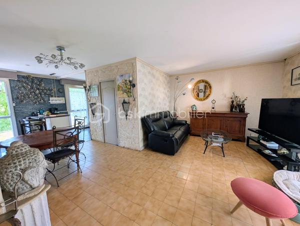 Dans le quartier recherché de La Maillière, découvrez ce bel appartement F3 situé en rez-de-chaussée, au calme et à seulement 7 minutes à pied du RER A de Lognes.

L’appartement se compose d’une entrée avec placard, d’une salle d’eau, de WC séparés, d’un séjour lumineux avec cuisine ouverte, de deux chambres et d’un cellier.

Véritable atout du bien : une agréable terrasse exposée Sud/Ouest, accessible depuis le séjour mais également depuis l’une des deux chambres, idéale pour profiter pleinement des beaux jours.

Un box en sous-sol complète ce bien.

+++ LES +++
Terrasse exposée Sud/Ouest
RER A de Lognes à 7 min à pied
Commerces, écoles et centre-ville accessibles à pied
Proximité des lacs et espaces verts
Box en sous-sol
Rez-de-chaussée
Contactez-moi pour obtenir plus d’informations et organiser une visite.