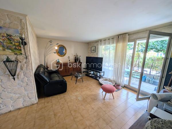 Dans le quartier recherché de La Maillière, découvrez ce bel appartement F3 situé en rez-de-chaussée, au calme et à seulement 7 minutes à pied du RER A de Lognes.

L’appartement se compose d’une entrée avec placard, d’une salle d’eau, de WC séparés, d’un séjour lumineux avec cuisine ouverte, de deux chambres et d’un cellier.

Véritable atout du bien : une agréable terrasse exposée Sud/Ouest, accessible depuis le séjour mais également depuis l’une des deux chambres, idéale pour profiter pleinement des beaux jours.

Un box en sous-sol complète ce bien.

+++ LES +++
Terrasse exposée Sud/Ouest
RER A de Lognes à 7 min à pied
Commerces, écoles et centre-ville accessibles à pied
Proximité des lacs et espaces verts
Box en sous-sol
Rez-de-chaussée
Contactez-moi pour obtenir plus d’informations et organiser une visite.