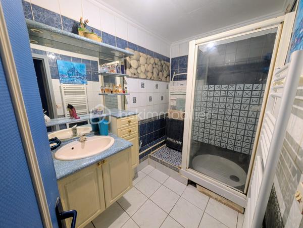Dans le quartier recherché de La Maillière, découvrez ce bel appartement F3 situé en rez-de-chaussée, au calme et à seulement 7 minutes à pied du RER A de Lognes.

L’appartement se compose d’une entrée avec placard, d’une salle d’eau, de WC séparés, d’un séjour lumineux avec cuisine ouverte, de deux chambres et d’un cellier.

Véritable atout du bien : une agréable terrasse exposée Sud/Ouest, accessible depuis le séjour mais également depuis l’une des deux chambres, idéale pour profiter pleinement des beaux jours.

Un box en sous-sol complète ce bien.

+++ LES +++
Terrasse exposée Sud/Ouest
RER A de Lognes à 7 min à pied
Commerces, écoles et centre-ville accessibles à pied
Proximité des lacs et espaces verts
Box en sous-sol
Rez-de-chaussée
Contactez-moi pour obtenir plus d’informations et organiser une visite.