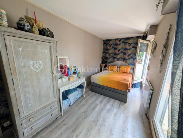 Dans le quartier recherché de La Maillière, découvrez ce bel appartement F3 situé en rez-de-chaussée, au calme et à seulement 7 minutes à pied du RER A de Lognes.

L’appartement se compose d’une entrée avec placard, d’une salle d’eau, de WC séparés, d’un séjour lumineux avec cuisine ouverte, de deux chambres et d’un cellier.

Véritable atout du bien : une agréable terrasse exposée Sud/Ouest, accessible depuis le séjour mais également depuis l’une des deux chambres, idéale pour profiter pleinement des beaux jours.

Un box en sous-sol complète ce bien.

+++ LES +++
Terrasse exposée Sud/Ouest
RER A de Lognes à 7 min à pied
Commerces, écoles et centre-ville accessibles à pied
Proximité des lacs et espaces verts
Box en sous-sol
Rez-de-chaussée
Contactez-moi pour obtenir plus d’informations et organiser une visite.