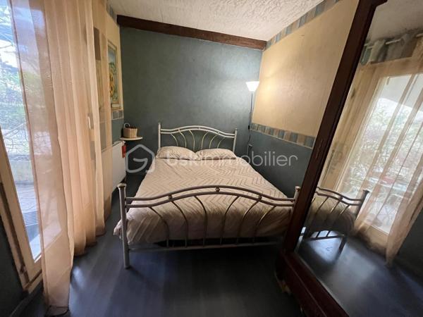 Dans le quartier recherché de La Maillière, découvrez ce bel appartement F3 situé en rez-de-chaussée, au calme et à seulement 7 minutes à pied du RER A de Lognes.

L’appartement se compose d’une entrée avec placard, d’une salle d’eau, de WC séparés, d’un séjour lumineux avec cuisine ouverte, de deux chambres et d’un cellier.

Véritable atout du bien : une agréable terrasse exposée Sud/Ouest, accessible depuis le séjour mais également depuis l’une des deux chambres, idéale pour profiter pleinement des beaux jours.

Un box en sous-sol complète ce bien.

+++ LES +++
Terrasse exposée Sud/Ouest
RER A de Lognes à 7 min à pied
Commerces, écoles et centre-ville accessibles à pied
Proximité des lacs et espaces verts
Box en sous-sol
Rez-de-chaussée
Contactez-moi pour obtenir plus d’informations et organiser une visite.