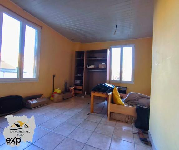À Vendre : Maison de Bourg avec Terrain et Dépendances à Langogne