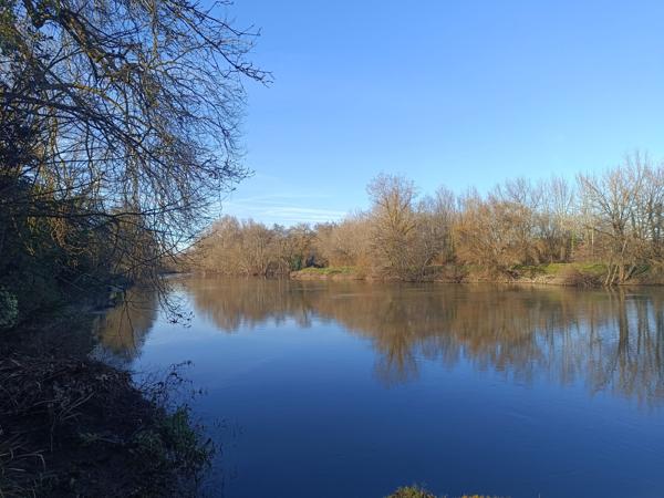 PROPRIETE DE 2 MASIONS ET ANNEXES EN BORD DE RIVIERE