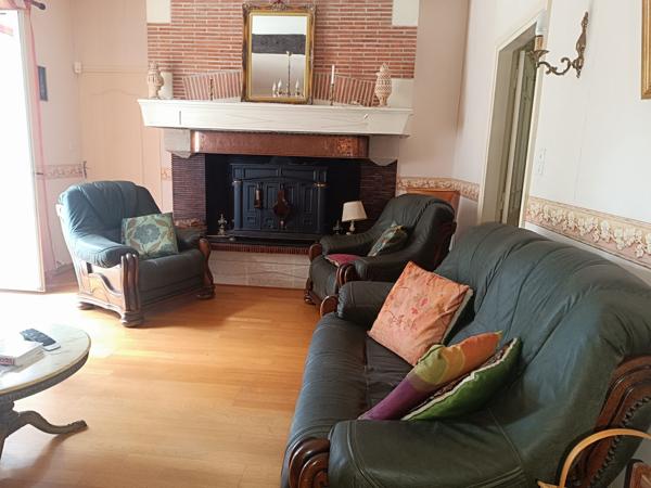PROPRIETE DE 2 MASIONS ET ANNEXES EN BORD DE RIVIERE