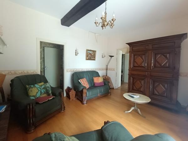 PROPRIETE DE 2 MASIONS ET ANNEXES EN BORD DE RIVIERE