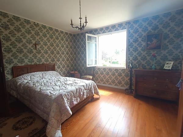 PROPRIETE DE 2 MASIONS ET ANNEXES EN BORD DE RIVIERE