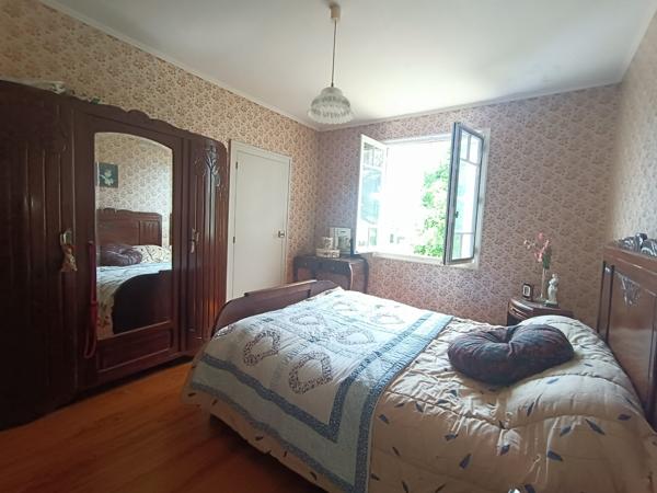 PROPRIETE DE 2 MASIONS ET ANNEXES EN BORD DE RIVIERE