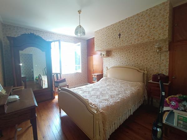 PROPRIETE DE 2 MASIONS ET ANNEXES EN BORD DE RIVIERE