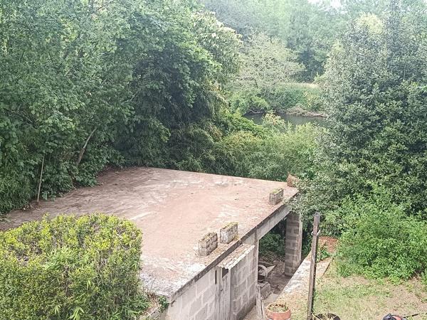 PROPRIETE DE 2 MASIONS ET ANNEXES EN BORD DE RIVIERE