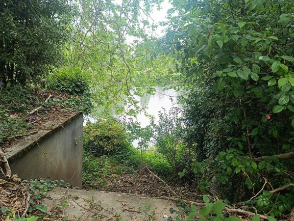PROPRIETE DE 2 MASIONS ET ANNEXES EN BORD DE RIVIERE