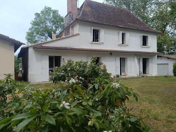 PROPRIETE DE 2 MASIONS ET ANNEXES EN BORD DE RIVIERE