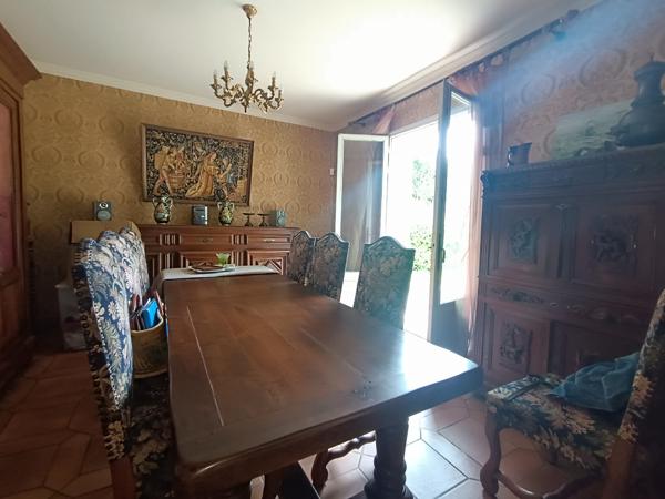 PROPRIETE DE 2 MASIONS ET ANNEXES EN BORD DE RIVIERE