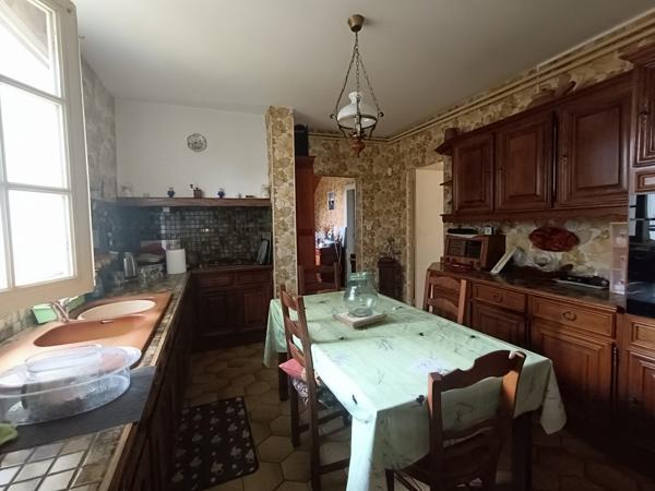 PROPRIETE DE 2 MASIONS ET ANNEXES EN BORD DE RIVIERE