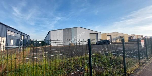 Local artisanal commercial ou dépôt de 387.7 m²