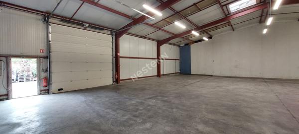 Local artisanal commercial ou dépôt de 387.7 m²