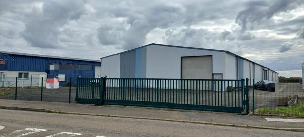 Local artisanal commercial ou dépôt de 387.7 m²