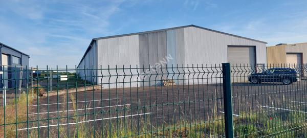 Local artisanal commercial ou dépôt de 387.7 m²