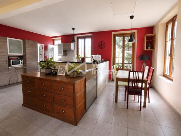 Maison individuelle non mitoyenne avec 3 chambres, terrasse et garage