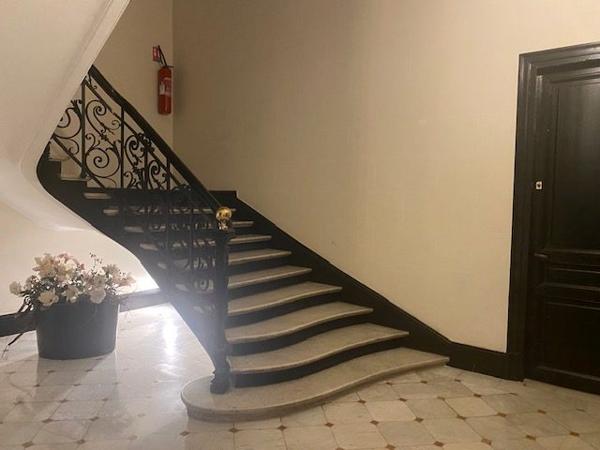Grand appartement familial T4 de 140 M2 avec de vastes pièces.