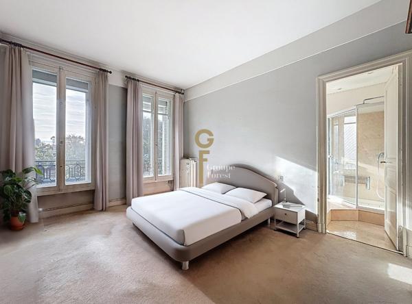 Grand appartement familial T4 de 140 M2 avec de vastes pièces.