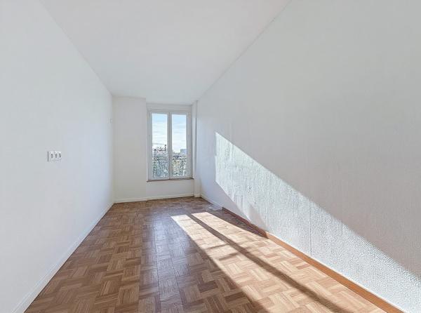 Grand appartement familial T4 de 140 M2 avec de vastes pièces.