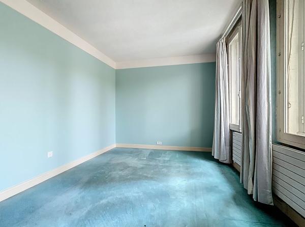 Grand appartement familial T4 de 140 M2 avec de vastes pièces.