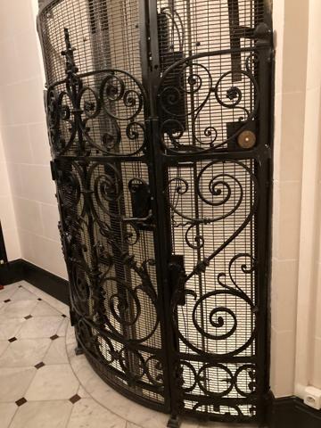 Grand appartement familial T4 de 140 M2 avec de vastes pièces.