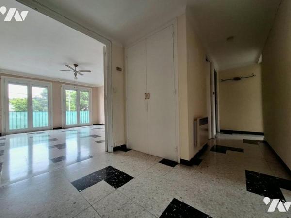 SAINT-ASSISCLE, APPARTEMENT T3 AVEC GRAND GARAGE ET CAVE !