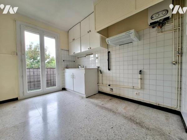 SAINT-ASSISCLE, APPARTEMENT T3 AVEC GRAND GARAGE ET CAVE !