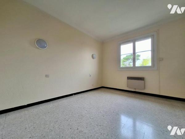 SAINT-ASSISCLE, APPARTEMENT T3 AVEC GRAND GARAGE ET CAVE !