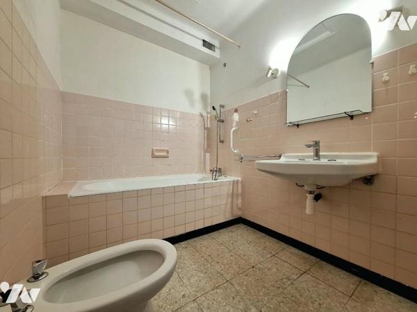 SAINT-ASSISCLE, APPARTEMENT T3 AVEC GRAND GARAGE ET CAVE !