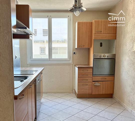 T3 traversant avec balcon – emplacement pratique et fort potentiel