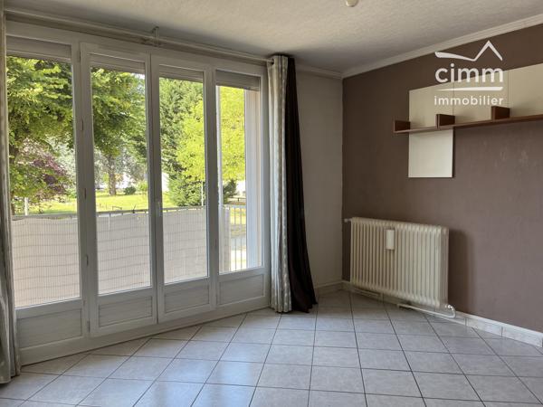 T3 traversant avec balcon – emplacement pratique et fort potentiel