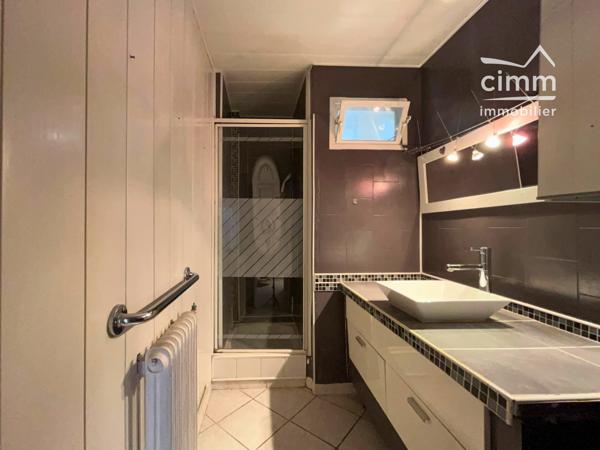 T3 traversant avec balcon – emplacement pratique et fort potentiel