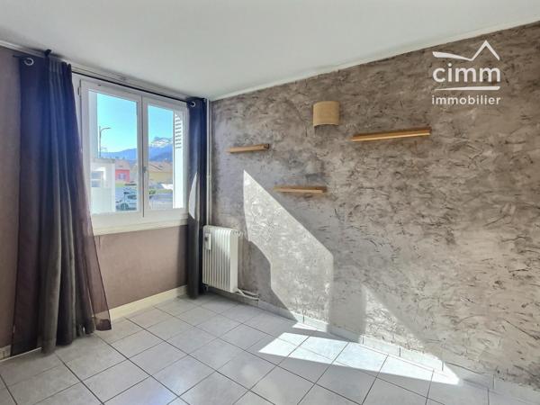 T3 traversant avec balcon – emplacement pratique et fort potentiel