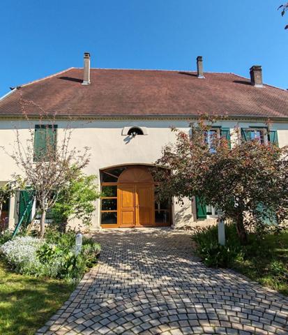 Jolie maison de maître rénovée à CHAMBLAY ( JURA)