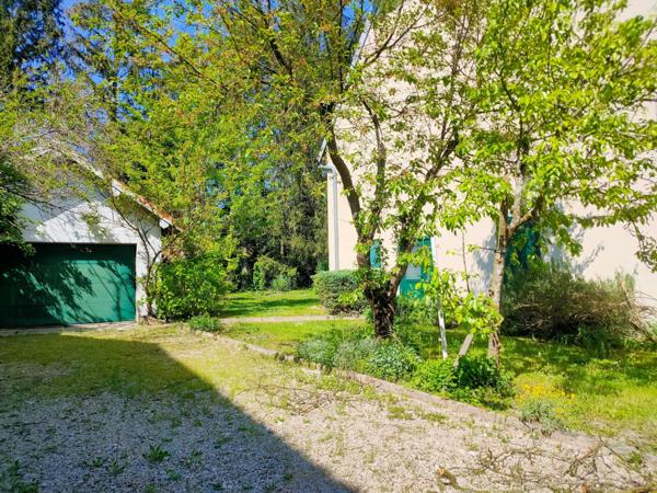 Jolie maison de maître rénovée à CHAMBLAY ( JURA)