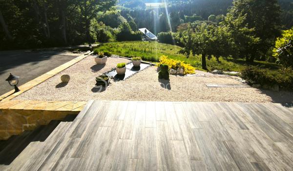 Dans un écrin de tranquillité à Viuz-en-Sallaz, découvrez cette maison individuelle, refaite à neuf, où confort et charme sont au rendez-vous. Nichée sur un terrain de 886m², elle offre une surface utile de 158m². 

Avec ses 5 pièces incluant 4 chambres, un séjour lumineux avec poêle à granule et une cuisine équipée, une salle de bain et une salle d'eau. Cette maison possède tous les atouts pour une vie agréable. Profitez d'une terrasse d'environ 100m2 accueillante avec le potentiel d'une cuisine d'été, un garage de 25 m², un cellier de 10m² et une salle d'eau.

Bénéficiez d'une vue dégagée et d'un cadre naturel pour des moments en toute quiétude. Avec 3 parkings disponibles (possibilité d'avoir 2 voir 3 places supplémentaires), vous ne manquerez pas de place pour accueillir vos convives. La maison est équipée d'un double vitrage, une VMC neuve, une remise à neuf du tableau électrique garantissant une installation aux normes aussi qu'une fosse septique neuve.

À proximité de la campagne tout en restant proche des commodités essentielles: commerces, écoles et accès faciles aux axes routiers. Une opportunité à ne pas manquer à Viuz-en-Sallaz!