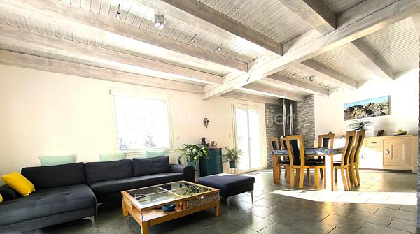 Dans un écrin de tranquillité à Viuz-en-Sallaz, découvrez cette maison individuelle, refaite à neuf, où confort et charme sont au rendez-vous. Nichée sur un terrain de 886m², elle offre une surface utile de 158m². 

Avec ses 5 pièces incluant 4 chambres, un séjour lumineux avec poêle à granule et une cuisine équipée, une salle de bain et une salle d'eau. Cette maison possède tous les atouts pour une vie agréable. Profitez d'une terrasse d'environ 100m2 accueillante avec le potentiel d'une cuisine d'été, un garage de 25 m², un cellier de 10m² et une salle d'eau.

Bénéficiez d'une vue dégagée et d'un cadre naturel pour des moments en toute quiétude. Avec 3 parkings disponibles (possibilité d'avoir 2 voir 3 places supplémentaires), vous ne manquerez pas de place pour accueillir vos convives. La maison est équipée d'un double vitrage, une VMC neuve, une remise à neuf du tableau électrique garantissant une installation aux normes aussi qu'une fosse septique neuve.

À proximité de la campagne tout en restant proche des commodités essentielles: commerces, écoles et accès faciles aux axes routiers. Une opportunité à ne pas manquer à Viuz-en-Sallaz!