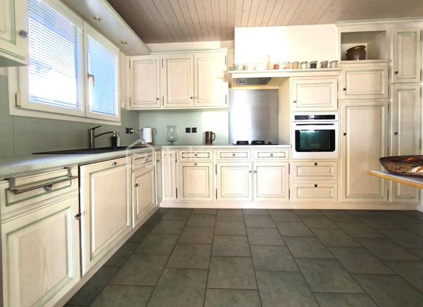Dans un écrin de tranquillité à Viuz-en-Sallaz, découvrez cette maison individuelle, refaite à neuf, où confort et charme sont au rendez-vous. Nichée sur un terrain de 886m², elle offre une surface utile de 158m². 

Avec ses 5 pièces incluant 4 chambres, un séjour lumineux avec poêle à granule et une cuisine équipée, une salle de bain et une salle d'eau. Cette maison possède tous les atouts pour une vie agréable. Profitez d'une terrasse d'environ 100m2 accueillante avec le potentiel d'une cuisine d'été, un garage de 25 m², un cellier de 10m² et une salle d'eau.

Bénéficiez d'une vue dégagée et d'un cadre naturel pour des moments en toute quiétude. Avec 3 parkings disponibles (possibilité d'avoir 2 voir 3 places supplémentaires), vous ne manquerez pas de place pour accueillir vos convives. La maison est équipée d'un double vitrage, une VMC neuve, une remise à neuf du tableau électrique garantissant une installation aux normes aussi qu'une fosse septique neuve.

À proximité de la campagne tout en restant proche des commodités essentielles: commerces, écoles et accès faciles aux axes routiers. Une opportunité à ne pas manquer à Viuz-en-Sallaz!
