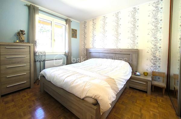 Dans un écrin de tranquillité à Viuz-en-Sallaz, découvrez cette maison individuelle, refaite à neuf, où confort et charme sont au rendez-vous. Nichée sur un terrain de 886m², elle offre une surface utile de 158m². 

Avec ses 5 pièces incluant 4 chambres, un séjour lumineux avec poêle à granule et une cuisine équipée, une salle de bain et une salle d'eau. Cette maison possède tous les atouts pour une vie agréable. Profitez d'une terrasse d'environ 100m2 accueillante avec le potentiel d'une cuisine d'été, un garage de 25 m², un cellier de 10m² et une salle d'eau.

Bénéficiez d'une vue dégagée et d'un cadre naturel pour des moments en toute quiétude. Avec 3 parkings disponibles (possibilité d'avoir 2 voir 3 places supplémentaires), vous ne manquerez pas de place pour accueillir vos convives. La maison est équipée d'un double vitrage, une VMC neuve, une remise à neuf du tableau électrique garantissant une installation aux normes aussi qu'une fosse septique neuve.

À proximité de la campagne tout en restant proche des commodités essentielles: commerces, écoles et accès faciles aux axes routiers. Une opportunité à ne pas manquer à Viuz-en-Sallaz!