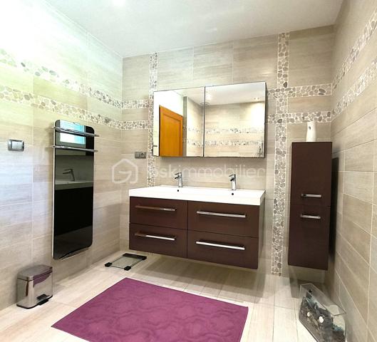 Dans un écrin de tranquillité à Viuz-en-Sallaz, découvrez cette maison individuelle, refaite à neuf, où confort et charme sont au rendez-vous. Nichée sur un terrain de 886m², elle offre une surface utile de 158m². 

Avec ses 5 pièces incluant 4 chambres, un séjour lumineux avec poêle à granule et une cuisine équipée, une salle de bain et une salle d'eau. Cette maison possède tous les atouts pour une vie agréable. Profitez d'une terrasse d'environ 100m2 accueillante avec le potentiel d'une cuisine d'été, un garage de 25 m², un cellier de 10m² et une salle d'eau.

Bénéficiez d'une vue dégagée et d'un cadre naturel pour des moments en toute quiétude. Avec 3 parkings disponibles (possibilité d'avoir 2 voir 3 places supplémentaires), vous ne manquerez pas de place pour accueillir vos convives. La maison est équipée d'un double vitrage, une VMC neuve, une remise à neuf du tableau électrique garantissant une installation aux normes aussi qu'une fosse septique neuve.

À proximité de la campagne tout en restant proche des commodités essentielles: commerces, écoles et accès faciles aux axes routiers. Une opportunité à ne pas manquer à Viuz-en-Sallaz!