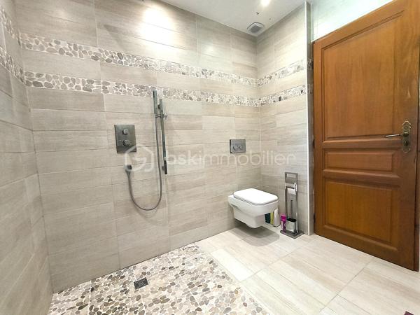 Dans un écrin de tranquillité à Viuz-en-Sallaz, découvrez cette maison individuelle, refaite à neuf, où confort et charme sont au rendez-vous. Nichée sur un terrain de 886m², elle offre une surface utile de 158m². 

Avec ses 5 pièces incluant 4 chambres, un séjour lumineux avec poêle à granule et une cuisine équipée, une salle de bain et une salle d'eau. Cette maison possède tous les atouts pour une vie agréable. Profitez d'une terrasse d'environ 100m2 accueillante avec le potentiel d'une cuisine d'été, un garage de 25 m², un cellier de 10m² et une salle d'eau.

Bénéficiez d'une vue dégagée et d'un cadre naturel pour des moments en toute quiétude. Avec 3 parkings disponibles (possibilité d'avoir 2 voir 3 places supplémentaires), vous ne manquerez pas de place pour accueillir vos convives. La maison est équipée d'un double vitrage, une VMC neuve, une remise à neuf du tableau électrique garantissant une installation aux normes aussi qu'une fosse septique neuve.

À proximité de la campagne tout en restant proche des commodités essentielles: commerces, écoles et accès faciles aux axes routiers. Une opportunité à ne pas manquer à Viuz-en-Sallaz!