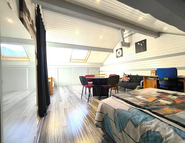 Dans un écrin de tranquillité à Viuz-en-Sallaz, découvrez cette maison individuelle, refaite à neuf, où confort et charme sont au rendez-vous. Nichée sur un terrain de 886m², elle offre une surface utile de 158m². 

Avec ses 5 pièces incluant 4 chambres, un séjour lumineux avec poêle à granule et une cuisine équipée, une salle de bain et une salle d'eau. Cette maison possède tous les atouts pour une vie agréable. Profitez d'une terrasse d'environ 100m2 accueillante avec le potentiel d'une cuisine d'été, un garage de 25 m², un cellier de 10m² et une salle d'eau.

Bénéficiez d'une vue dégagée et d'un cadre naturel pour des moments en toute quiétude. Avec 3 parkings disponibles (possibilité d'avoir 2 voir 3 places supplémentaires), vous ne manquerez pas de place pour accueillir vos convives. La maison est équipée d'un double vitrage, une VMC neuve, une remise à neuf du tableau électrique garantissant une installation aux normes aussi qu'une fosse septique neuve.

À proximité de la campagne tout en restant proche des commodités essentielles: commerces, écoles et accès faciles aux axes routiers. Une opportunité à ne pas manquer à Viuz-en-Sallaz!